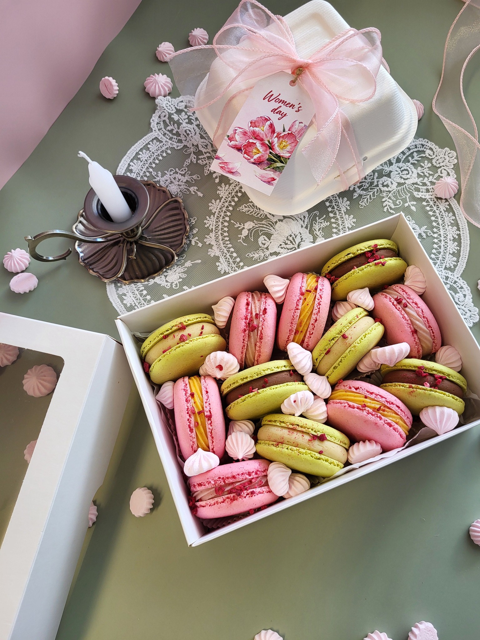 Macarons rinkiniai pastelinių spalvų dėžutėse
